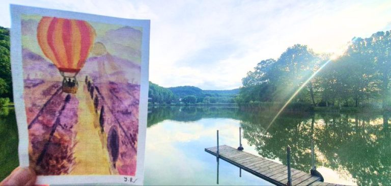 Une carte postale fait le tour du monde, ou l'art comme lien entre les familles Clonlara